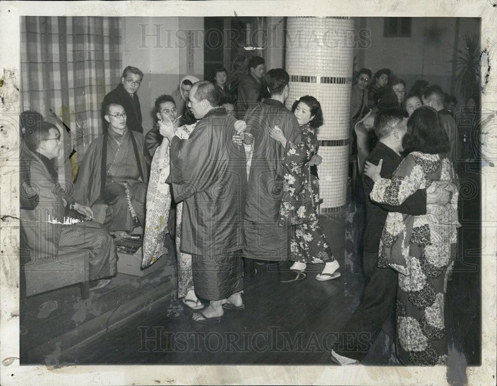 1946 Press Photo Japan Jive Hall The Kimonos swish around Polka-Like Fandigo. - Historic Images