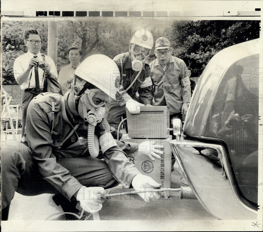 1970 Press Photo Pollution Patrol Check Tokyo - Historic Images