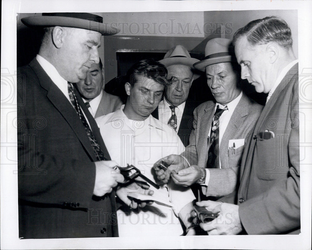 1953 Press Photo police officials examine gun Fred Kruse used slaying Warren - Historic Images