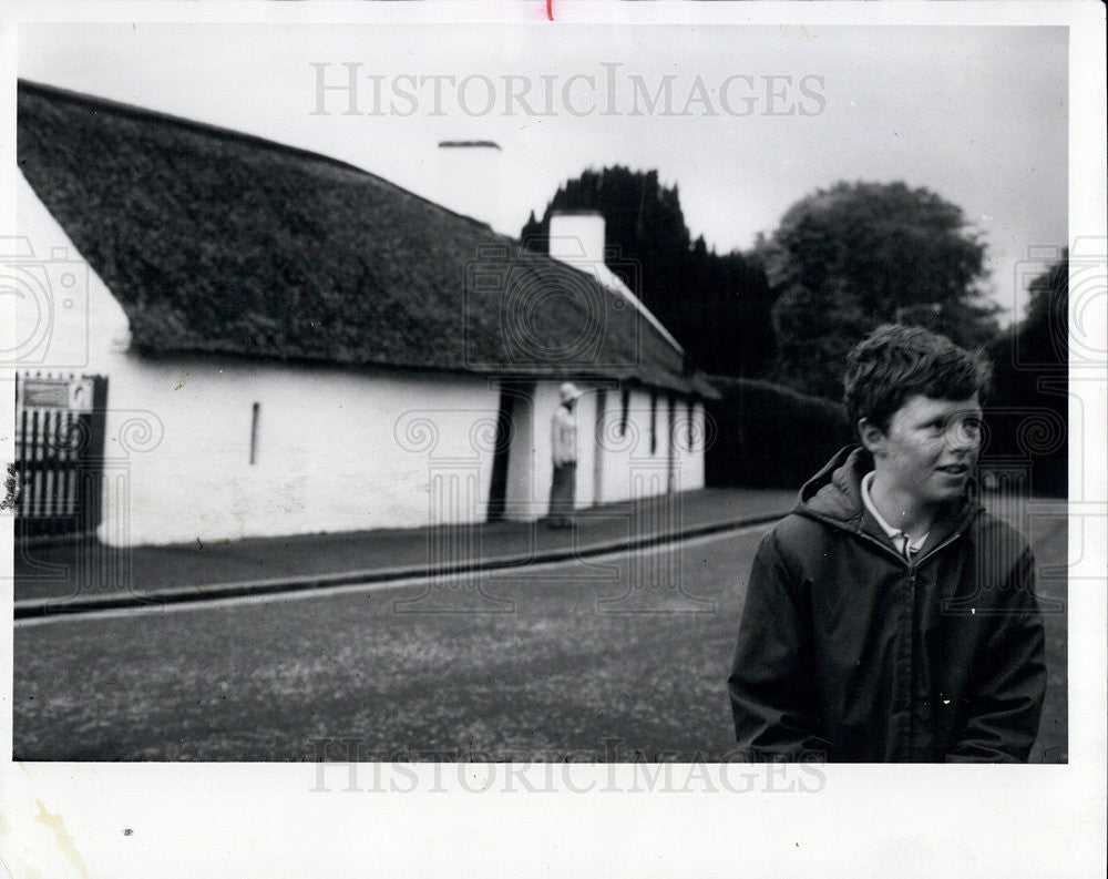 1974 Press Photo  Boy Stands if Front of Robert Burns&#39; House Alloway, Scottland - Historic Images