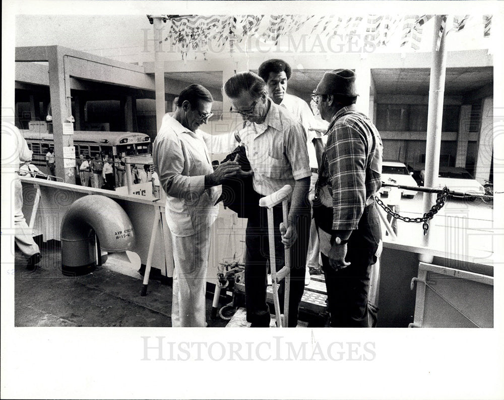 1979 Press Photo 35th Puprle Heart Cruise Kupcinet Greeting Veterans - Historic Images