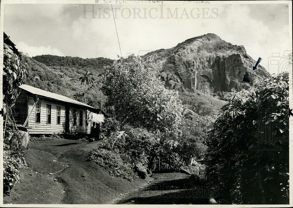 1938 Press Photo Another Pitcairner&#39;s House with Goathouse Mountain  Bakcground - Historic Images