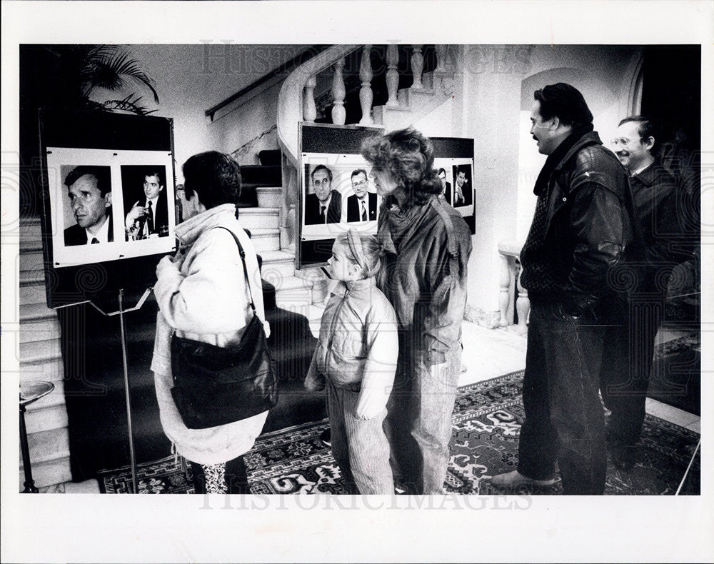 1990 Press Photo At Polish Consulate Voters Line up, View Presidential Portraits - Historic Images