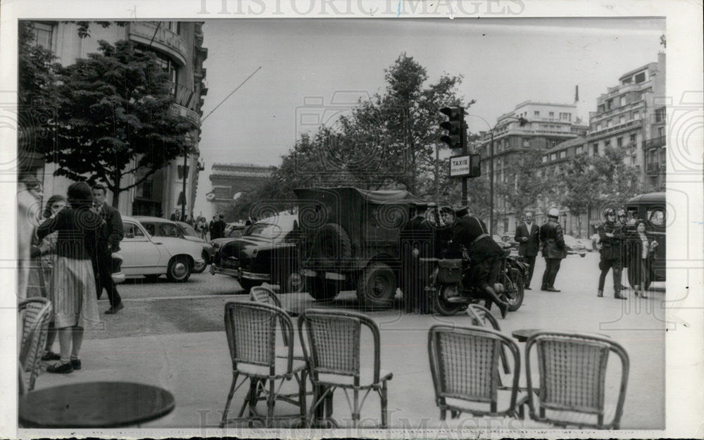 1958 Press Photo Police Patrol Paris Streets - Historic Images