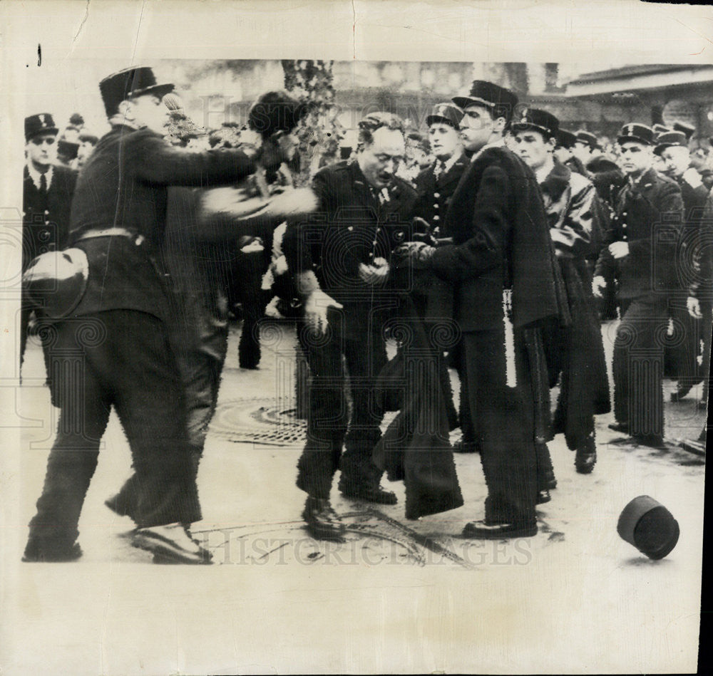 1953 Press Photo Paris Police Battle Student Demonstrators - Historic Images