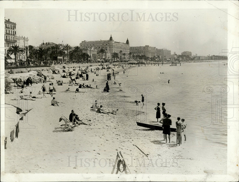 1933 Press Photo beach scene at Cannes,France - Historic Images
