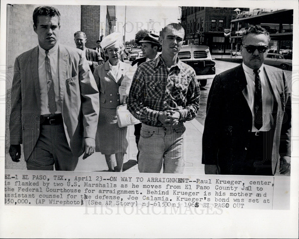 1965 Press Photo Paul Krueger, Two U.S. Marshals, His Mother And Joel Calamia - Historic Images
