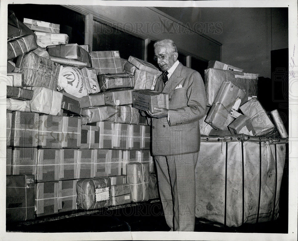 1942 Press Photo Postmaster Ernest Kreutgen with Mail to Soldiers and Sailors - Historic Images