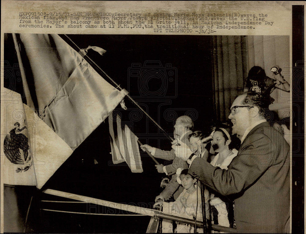 1971 Press Photo Sec of Mexico Mario Moya Palencia waves flag at Indep ceremony - Historic Images