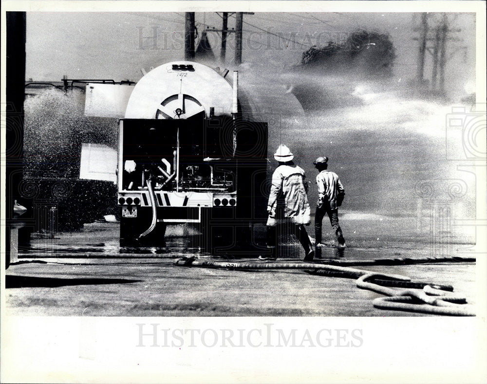 1984 Press Photo Tanker Truck Accident Firefighters Spray Water Liquid Hydrogen - Historic Images