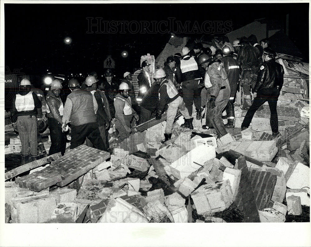 1980 Press Photo Workers Crane Rubble South Side Church Explosion - Historic Images