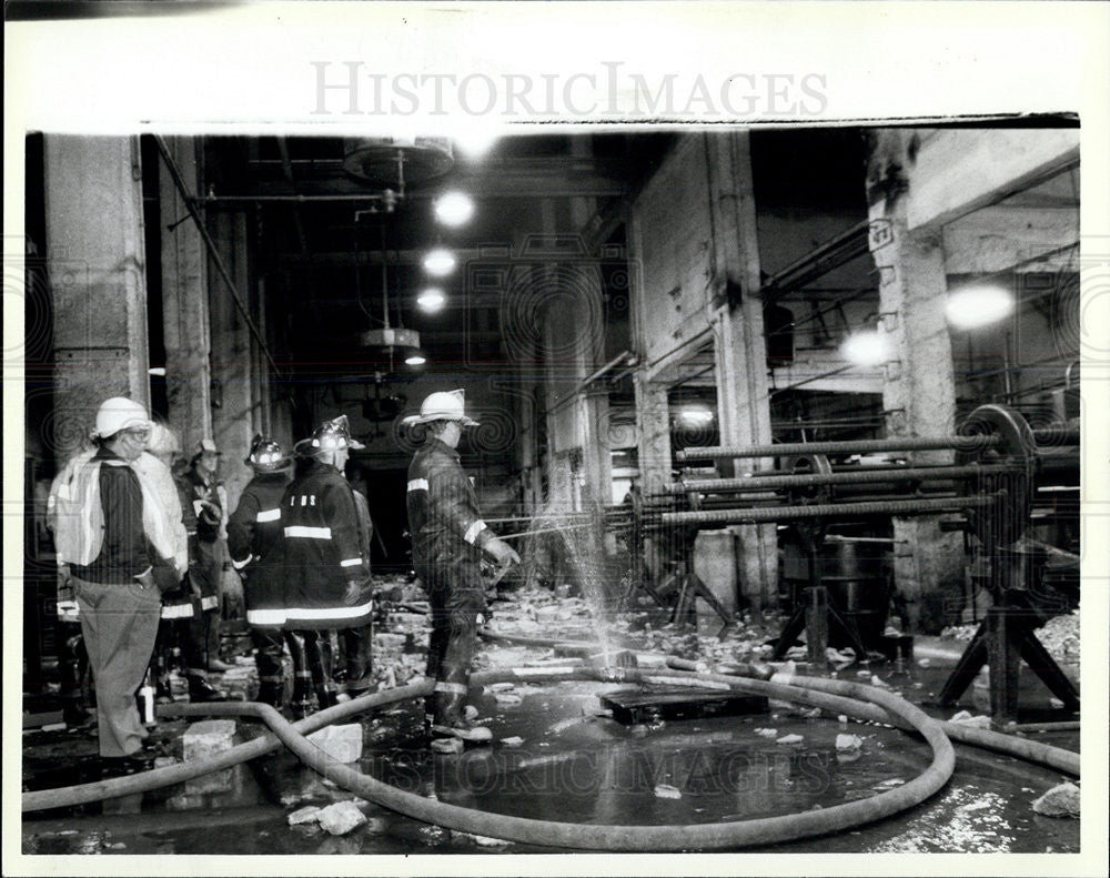 1985 Press Photo Firefighters Damage Tool and Engineering Plant Gas Explosion - Historic Images