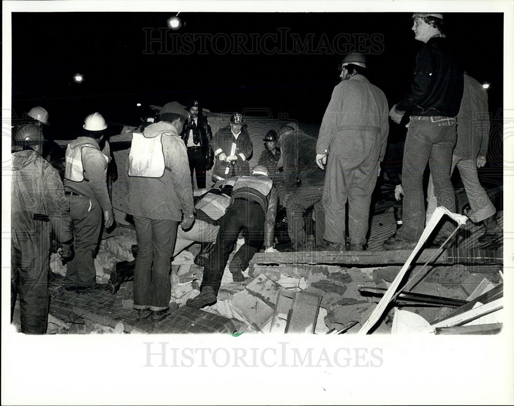 1980 Press Photo Workers Church Collapse Rescue Chicago - Historic Images