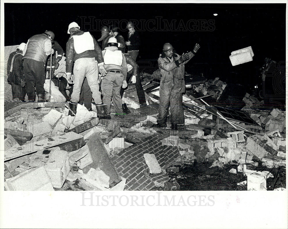 1980 Press Photo Workers Rescue Digging Rubble Holy Trinity House of Prayer - Historic Images