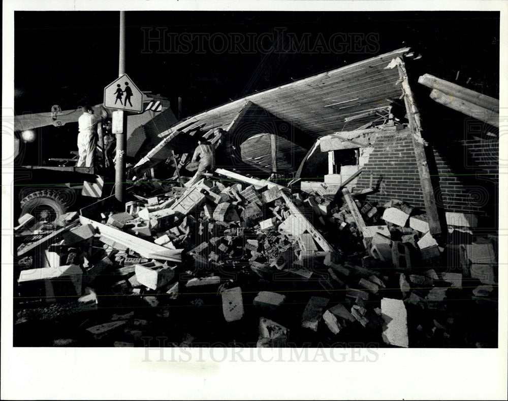 1980 Press Photo Chicago South Side Explosion Holy Trinity House of Prayer - Historic Images