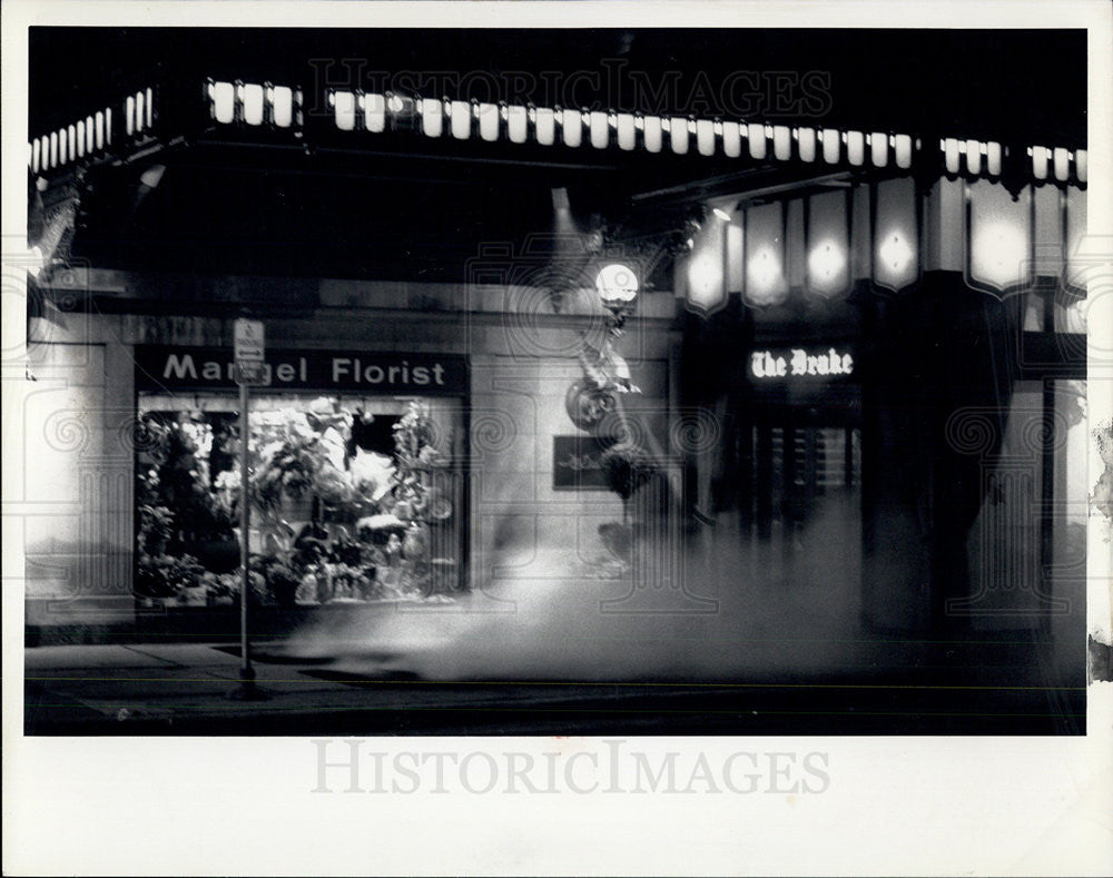 1989 Press Photo Smoke from Entrance to Drake Hotel, Chicago, Illinois - Historic Images