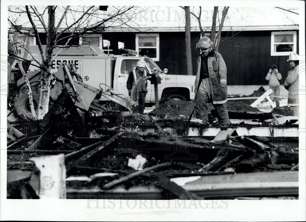 1989 Press Photo Fire Lt Pat Cook Surveys Explosion Damage, Chicago Area - Historic Images