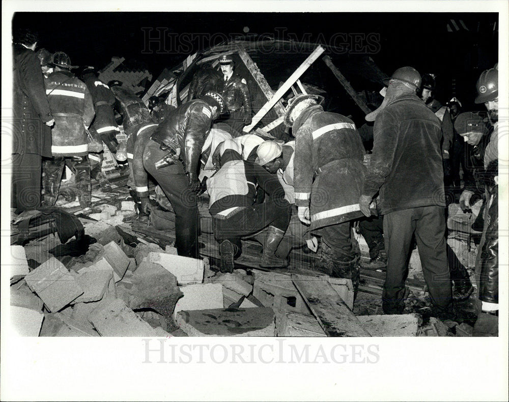 1980 Press Photo Firefighters at the Scene of a Church Collapse - Historic Images