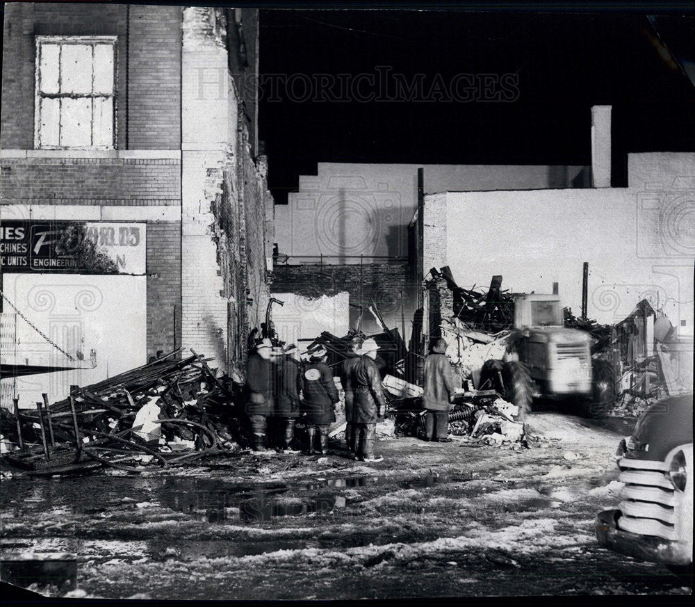 1960 Press Photo Firemen with bulldozer search bldg remains of fire - Historic Images