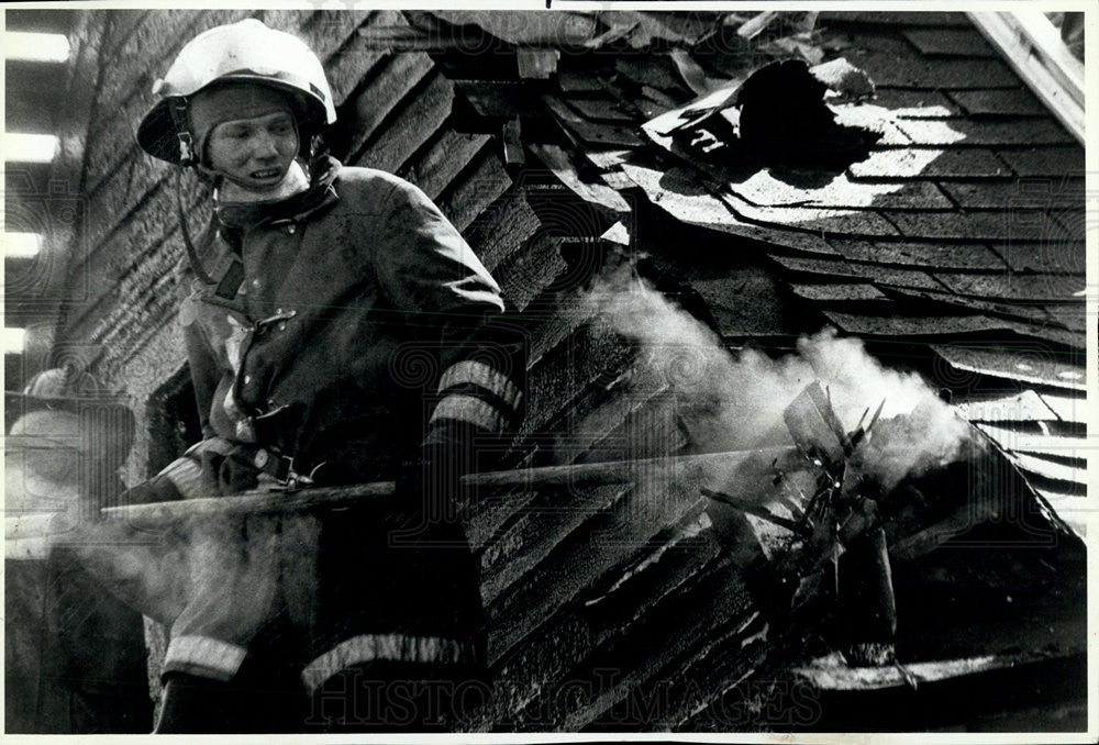 1987 Press Photo Fireman working to put out remains of housefire - Historic Images