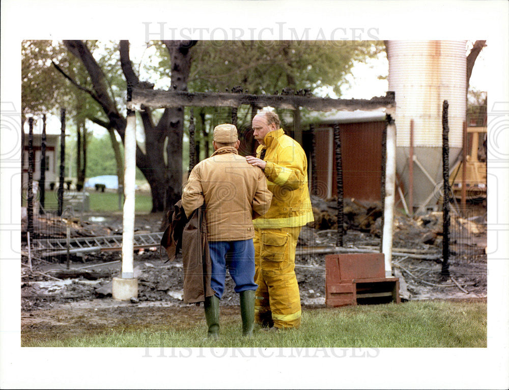 1996 Press Photo Farmer Dr J. Kane and Lt J. Fell after horse barn fire - Historic Images