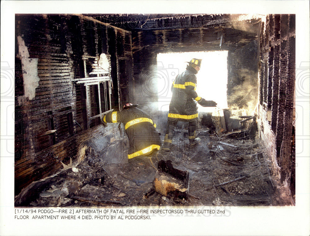 1994 Press Photo Aftermath of a fatal fire as inspectors check scene - Historic Images