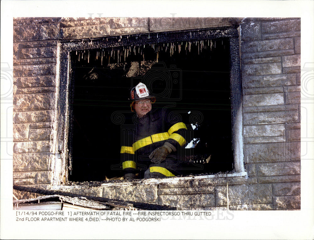 1994 Press Photo Fire inspectors check out apt where 4 died in blaze - Historic Images