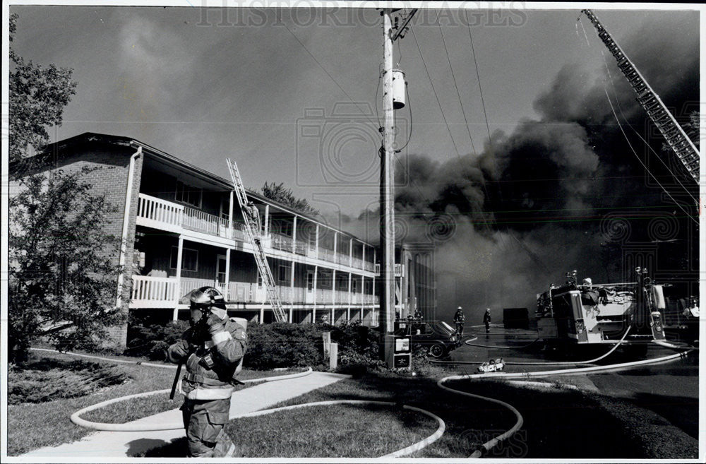 1993 Press Photo Fire Engulfs Apartment in Carpentersville with No Injuries - Historic Images