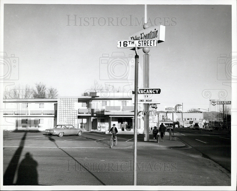 1965 Press Photo Blue Fountain Motel at corner of 16th and B Street - Historic Images