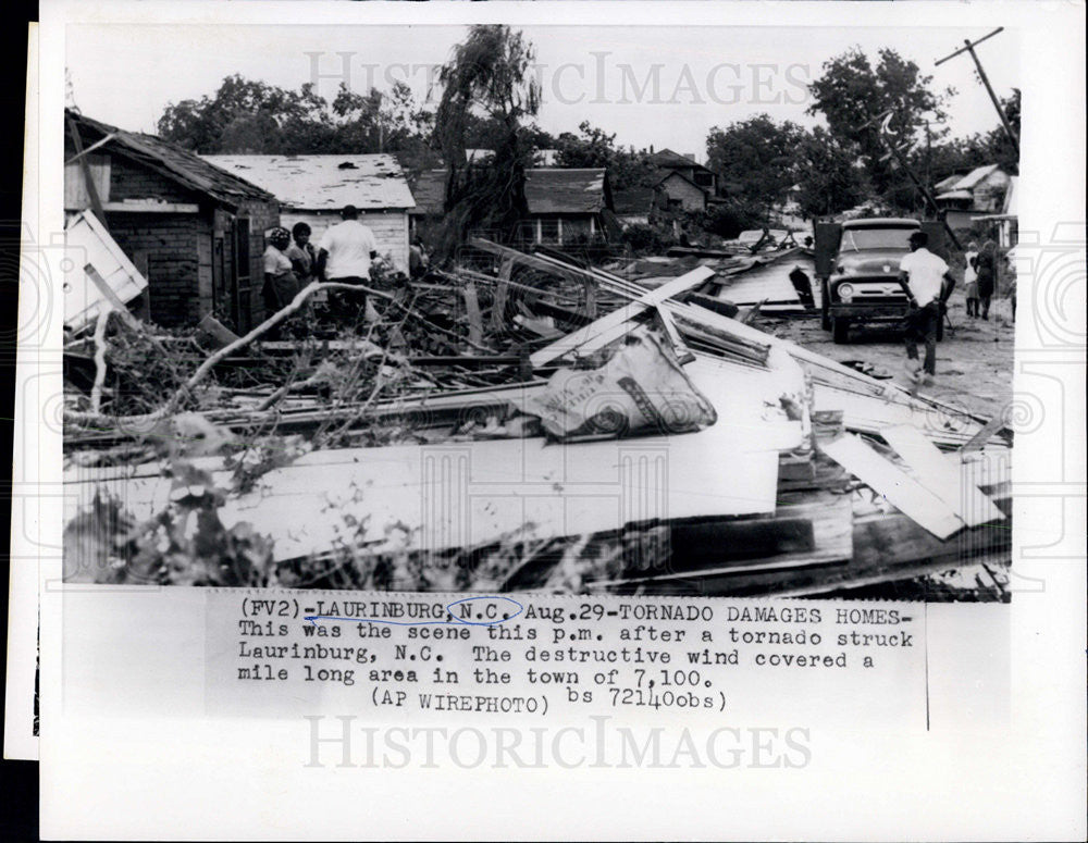Press Photo Tornado Damages Homes in Laurinburg North Carolina Town of 7,100 - Historic Images