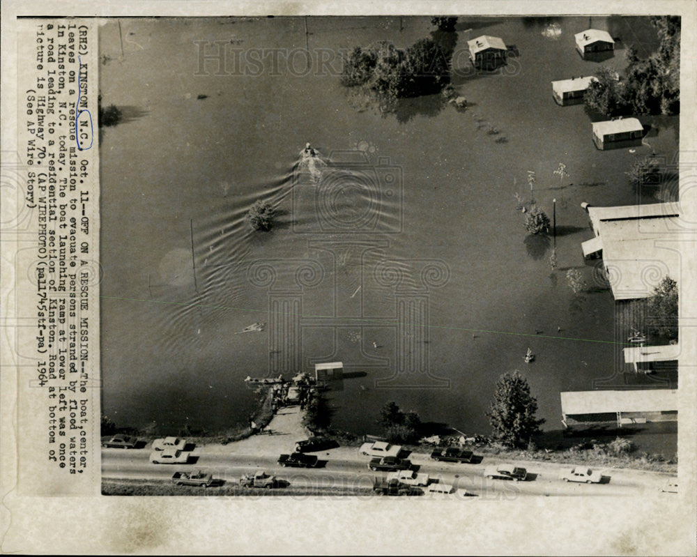 1964 Press Photo Boat Trying to Rescued People Stranded by Flood in Kingston NC - Historic Images