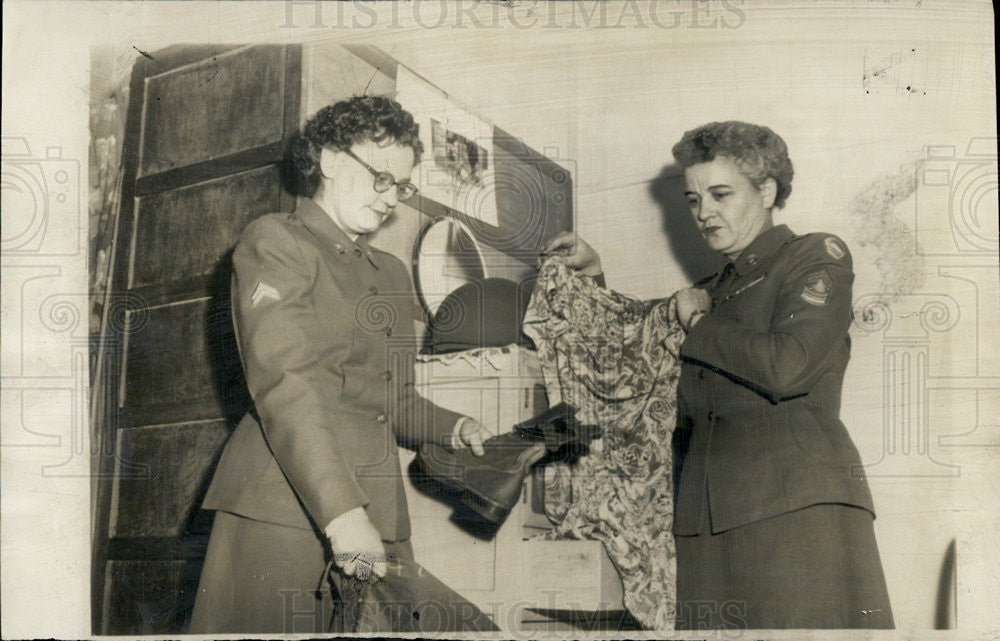 1952 Press Photo WACS Cpl Louise M Farrell and M/Sgt Carolyn H James - Historic Images