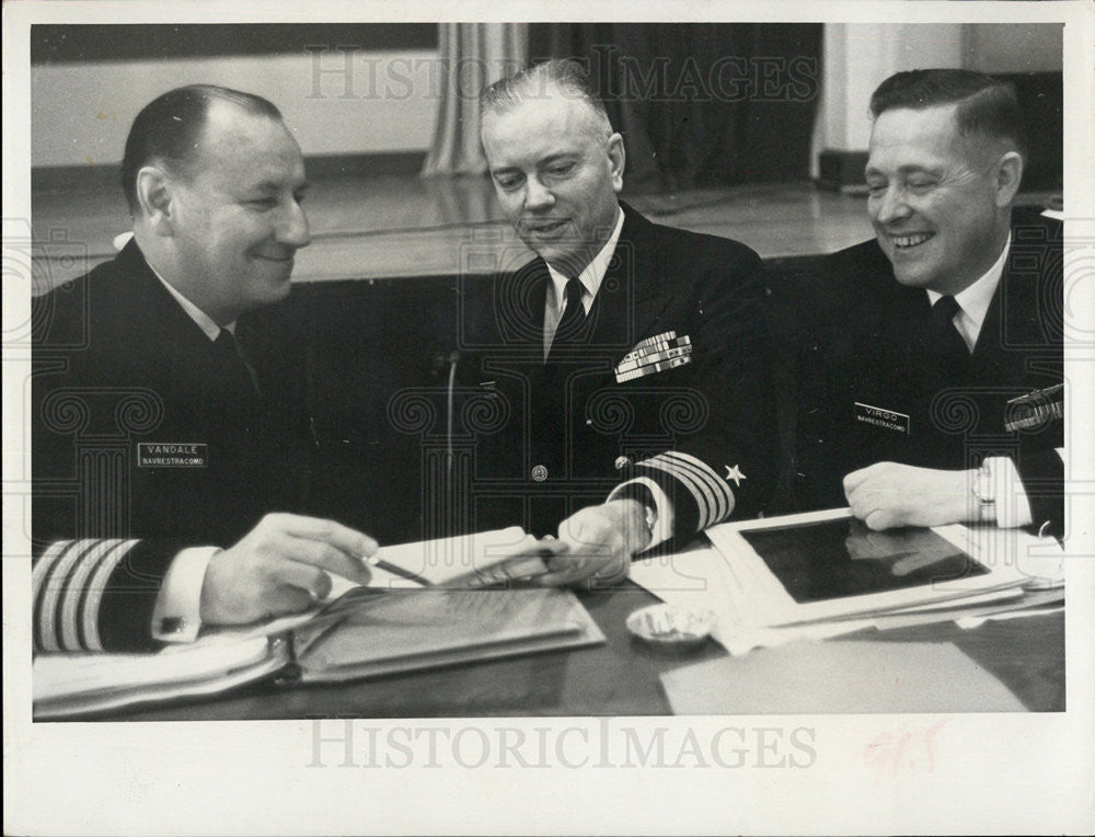 1965 Press Photo Capt Vandale and CE Mason with Cmdr GD Virgo - Historic Images