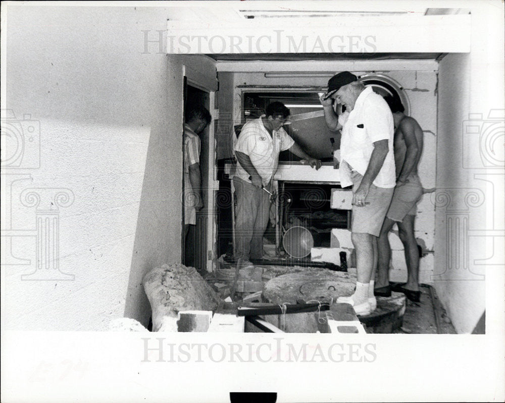 1972 Press Photo Workmen Start to Repair Damaged Building Interior - Historic Images