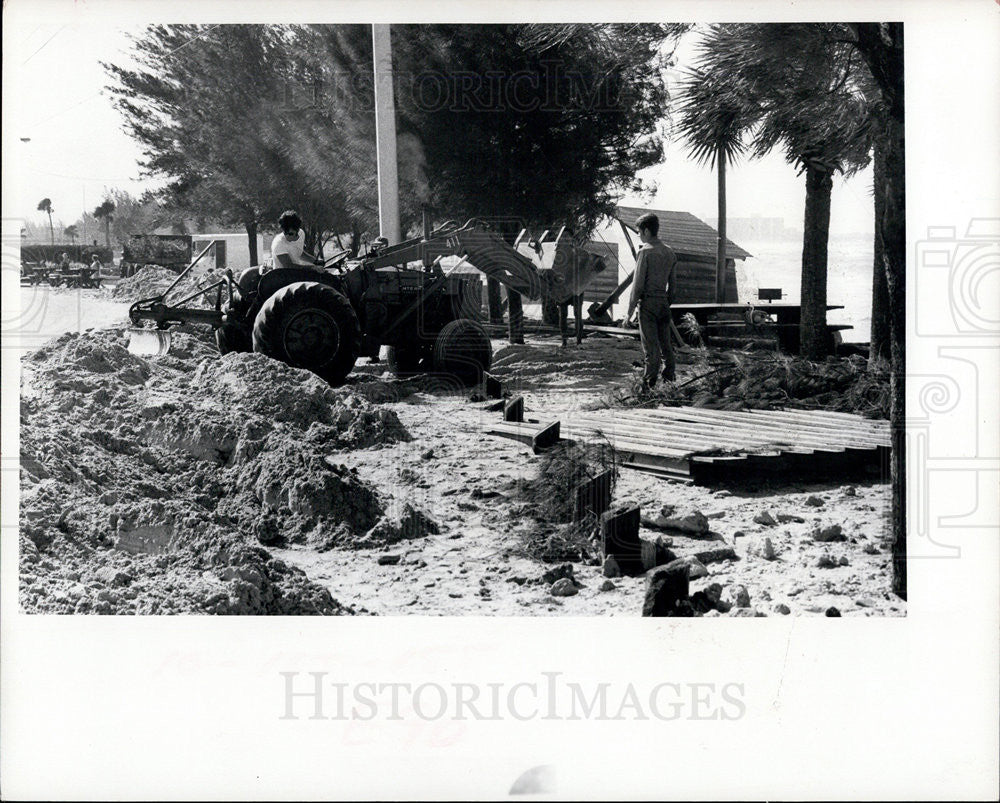 1972 Press Photo tractor aids in storm cleanup Siesta Keys - Historic Images