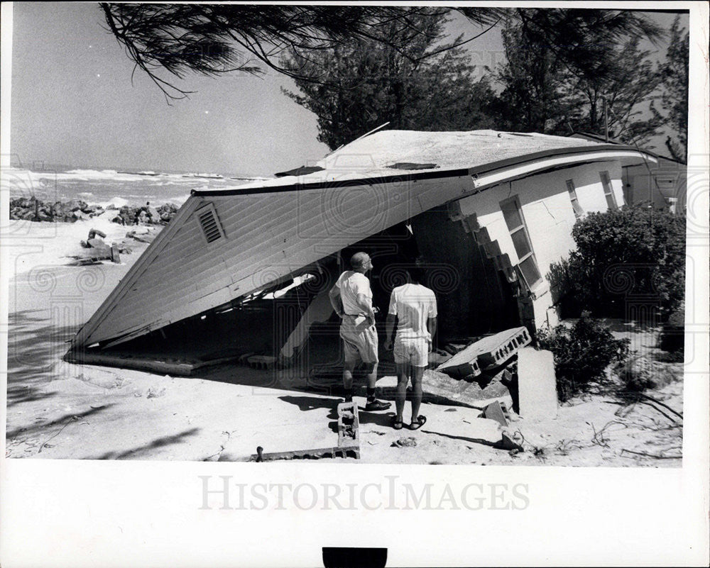 1972 Press Photo Surveying damage to Longboat key structured by Agnes - Historic Images