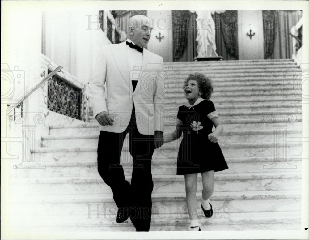 1986 Press Photo Albert Finney and Aileen Quinn,actors - Historic Images