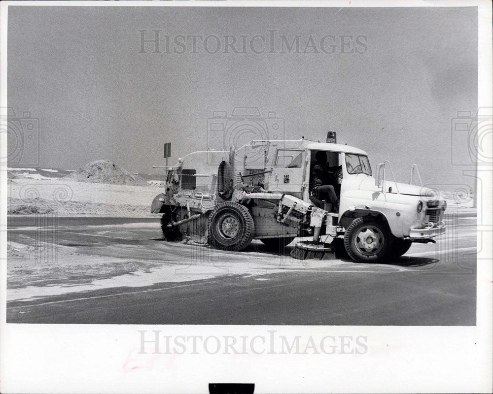 1972 Press Photo Mechanized Equipment Helps Street Cleanup at Siesta Beach - Historic Images