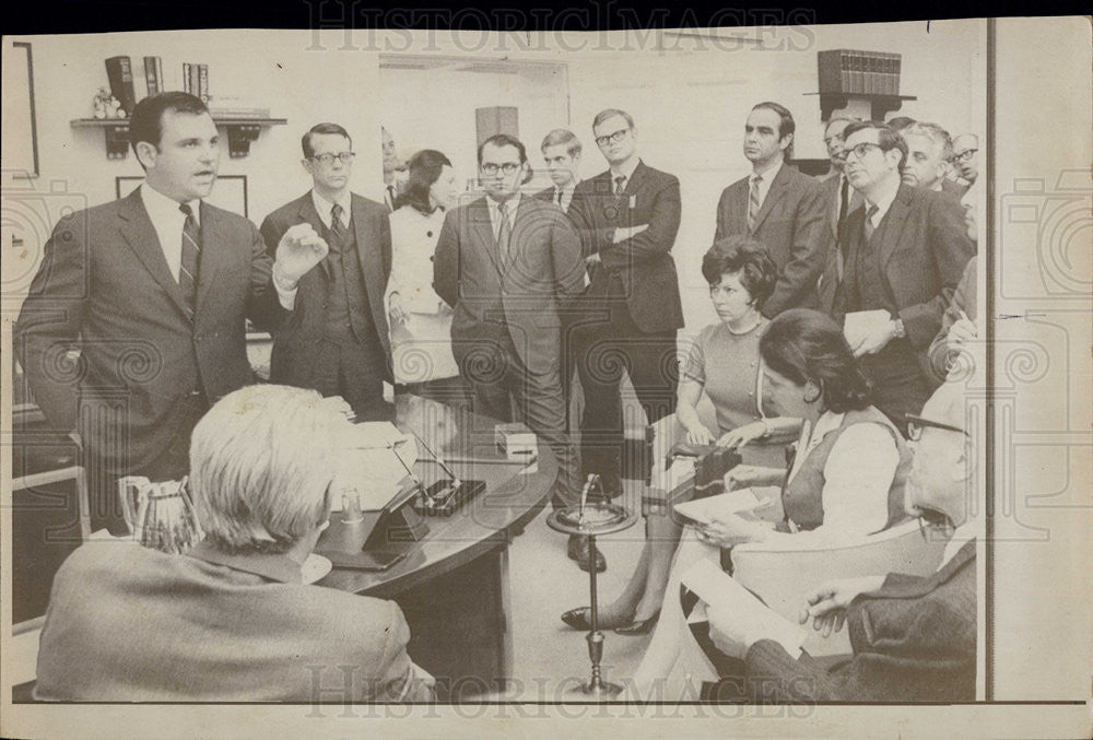 1970 Press Photo Pres secy Ron Ziegler briefs reporters - Historic Images