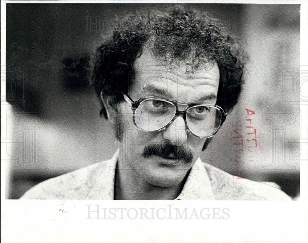 1977 Press Photo Lee Stein, Owner of Downtown Main St Galesburg IL Baggage Shop - Historic Images