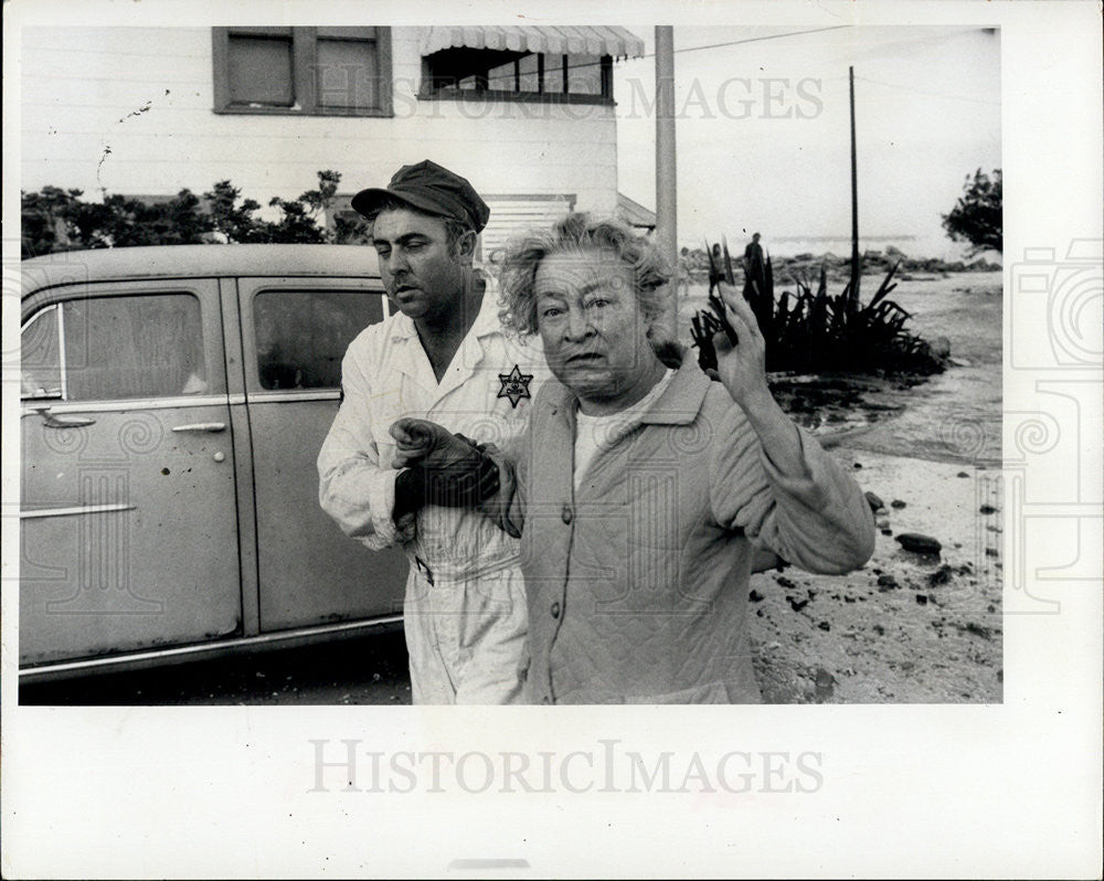 1971 Press Photo Woman Shows Fear in Manatee Co,, FL Hurricane &amp; Flooding - Historic Images