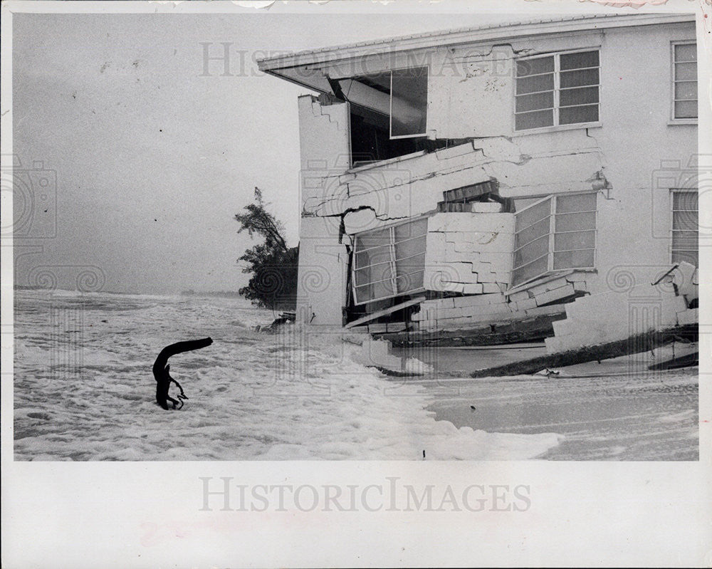 1972 Press Photo Two-Story Apt. Building on Verge of Collapse in FL Hurricane - Historic Images