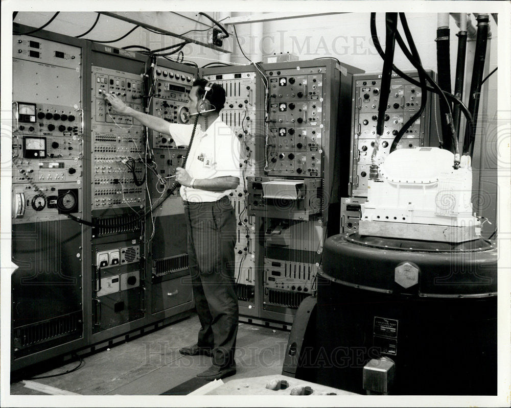 Press Photo Jon Chandler, Honeywell Florida Aeronautical Division - Historic Images