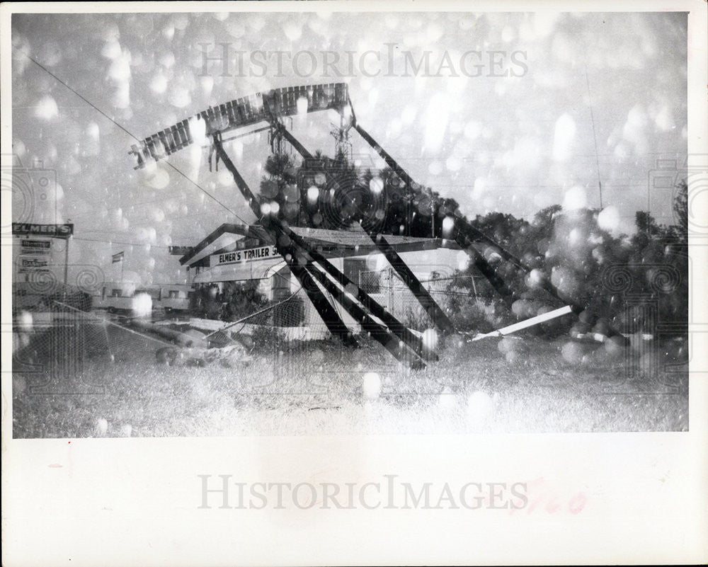 1968 Press Photo Leaning Sign as a Result of Hurricane High Winds - Historic Images