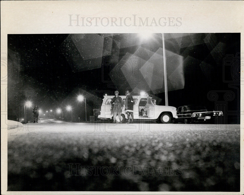 1968 Press Photo Hurricane Gladys: National Guardsmen Blocking Causeway - Historic Images