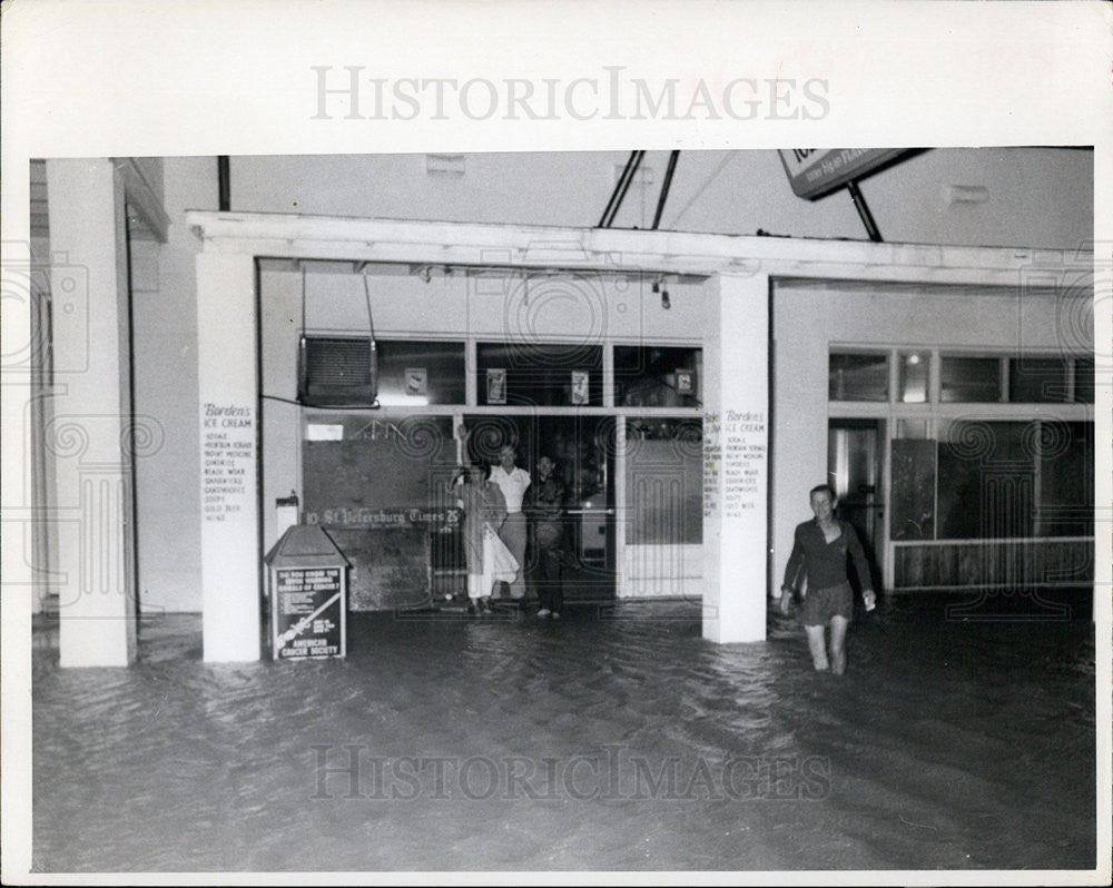 1968 Press Photo high tides flood store in St Petersburg Fla after hurricane - Historic Images