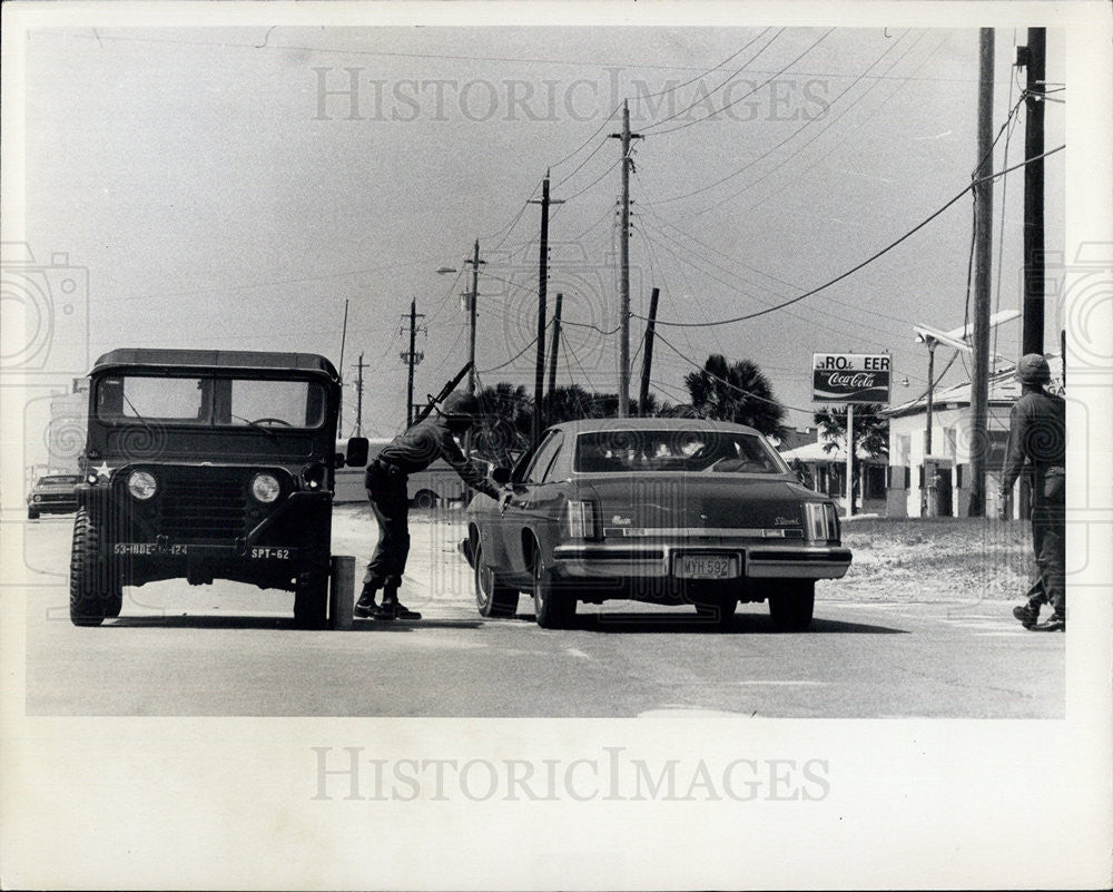 1975 Press Photo Getting ready for hurrican Eloise in Fla. - Historic Images