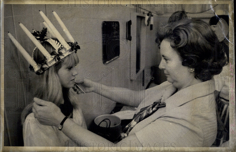 1971 Press Photo Nancy Erickson and Mother, Santa Lucia Day Celebration - Historic Images