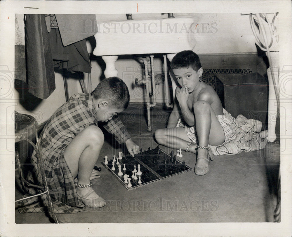 1958 Press Photo Lawrence Lee and Andrew Binaso Playing Chess - Historic Images