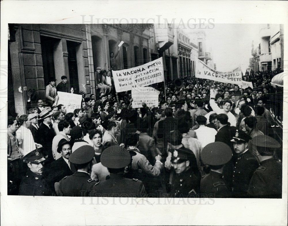 1941 Press Photo Person with Tuberculosis demonstate in Montevideo,Uraguay - Historic Images